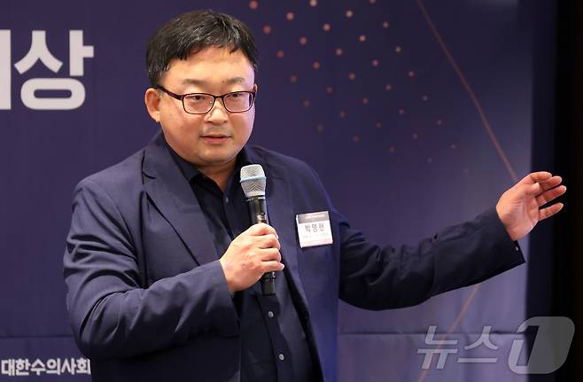 박영헌 법률사무소 단비 대표변호사가 3일 서울 중구 롯데호텔에서 열린 2025 대한민국 반려동물 문화대상-해피펫 10주년 기념 심포지엄에서 '소송이 아닌 소통으로, 반려 비즈니스 생존 전략'이란 주제로 강연을 하고 있다. 2025.12.3/뉴스1 ⓒ News1 김명섭 기자