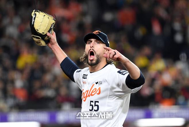 한화 와이스가 30일 대전 한화생명 볼파크에서 열린 2025 KBO리그 LG와 한국시리즈 4차전 8회초 2사 2루 상황에서 마운드에서 내려가면서 팬들의 응원을 유도하고 있다. 대전 | 박진업 기자 upandup@sportsseoul.com