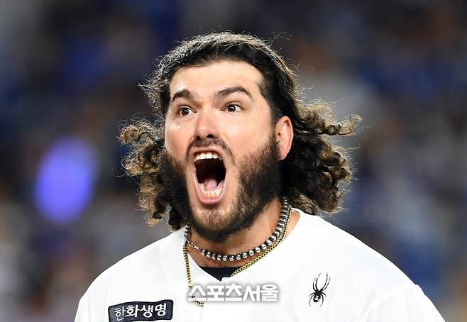 한화 선발투수 폰세가 대전 한화생명볼파크에서 열린 2025 KBO리그 삼성과 플레이오프 5차전 5회말 2사 삼성 디아즈를 삼진 아웃으로 잡아낸 뒤 포효하고 있다. 대전 | 박진업 기자 upandup@sportsseoul.com