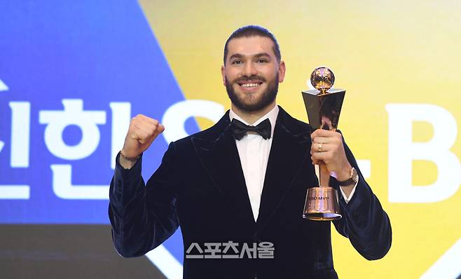 MVP를 수상한 한화 폰세가 24일 서울 송파 롯데호텔 월드에서 열린 2025 KBO 시상식에서 포즈를 취하고 있다. 롯데호텔월드 | 최승섭기자 thunder@sportsseoul.com