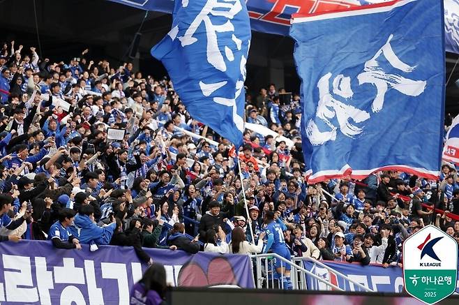수원삼성 세라핌이 지난 11월 수원월드컵경기장에서 열린 하나은행 K리그2 2025 39라운드 김포FC전에서 득점 이후 팬들과 기쁨을 나누고 있다. /사진=한국프로축구연맹