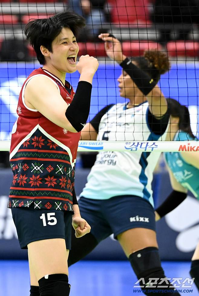 막았다! 주먹을 불끈 쥐며 환호하는 김희진