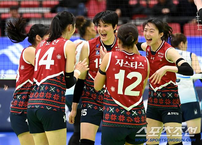 짜릿한 블로킹 득점에 기쁨 만끽