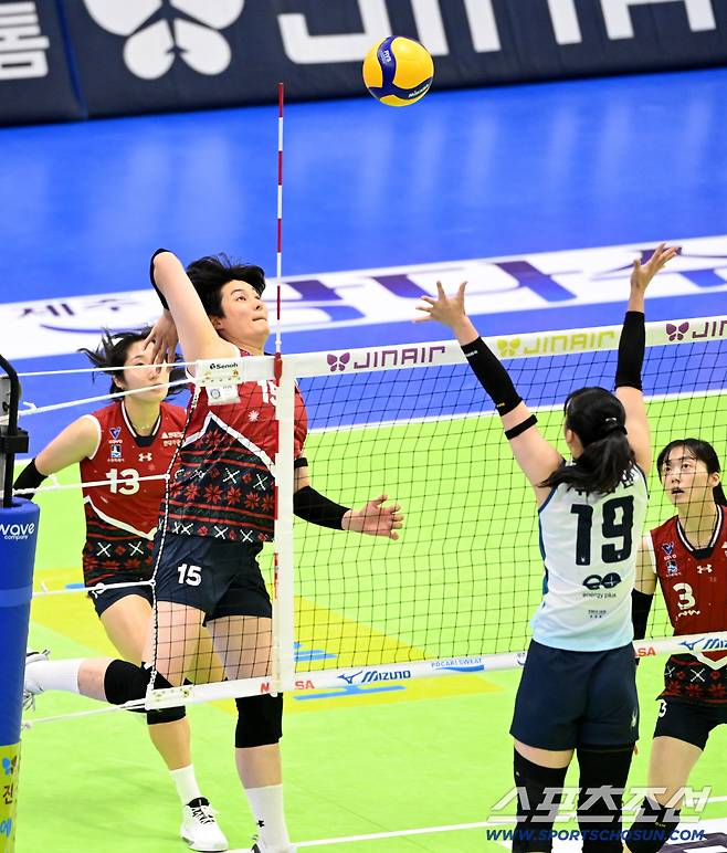 2일 수원체육관에서 열린 V리그 여자부 현대건설과 GS칼텍스의 경기. 현대건설 김희진이 공격을 시도하고 있다. 수원=허상욱 기자wook@sportschosun.com/2025.12.02/