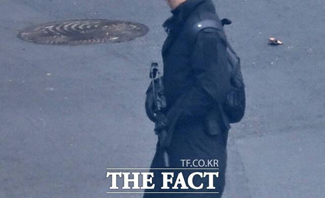 윤 대통령에 대한 2차 체포영장 집행이 임박한 1월 13일 오후 서울 용산구 한남동 대통령 관저에서 경호처 관계자가 소총을 지닌 채 경내를 이동하고 있다. /이새롬 기자