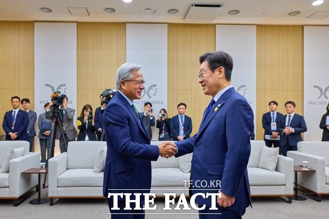 이재명 대통령이 10월 31일 경북 경주화백컨벤션센터 젠슨 황 엔비디아 CEO를 접견하고 인사를 나누고 있다. /대통령실