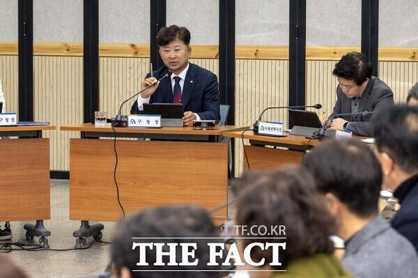 최충규 대전 대덕구청장이 3일 구청 대회의실에서 열린 12월 확대간부회의에서 겨울철 재난 재해 대비를 위한 사전 준비에 철저를 기해줄 것을 주문했다. /대덕구