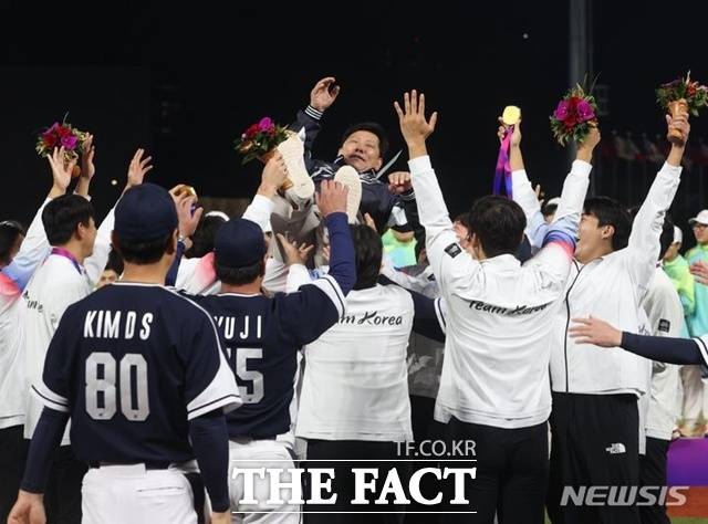 허구연 KBO 총재가 2022년 항저우 아시안게임에서 야구대표팀이 우승한 뒤 선수들로부터 헹가래를 받고 있다. /뉴시스