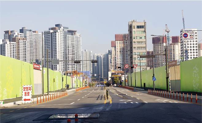 광명뉴타운 11구역(양쪽 펜스가 쳐진 곳이 공사 현장)에서 바라본 광명뉴타운의 모습.