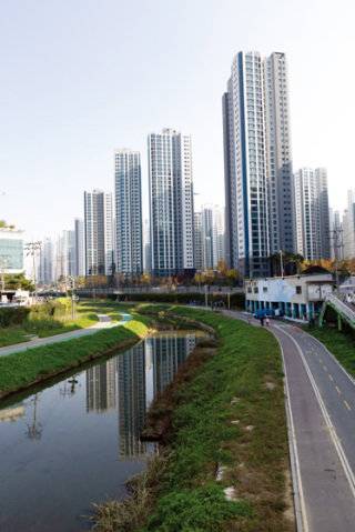 목감천을 따라 펼쳐진 광명뉴타운 신축 아파트 전경.