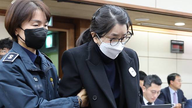 도이치모터스 주가조작과 명태균 공천개입, 통일교 청탁·뇌물 수수 의혹 혐의 등으로 구속기소 된 김건희 여사가 3일 서울 서초구 서울중앙지방법원에서 열린 자본시장법 위반 혐의 결심 공판에 출석하고 있다. /장경식 기자