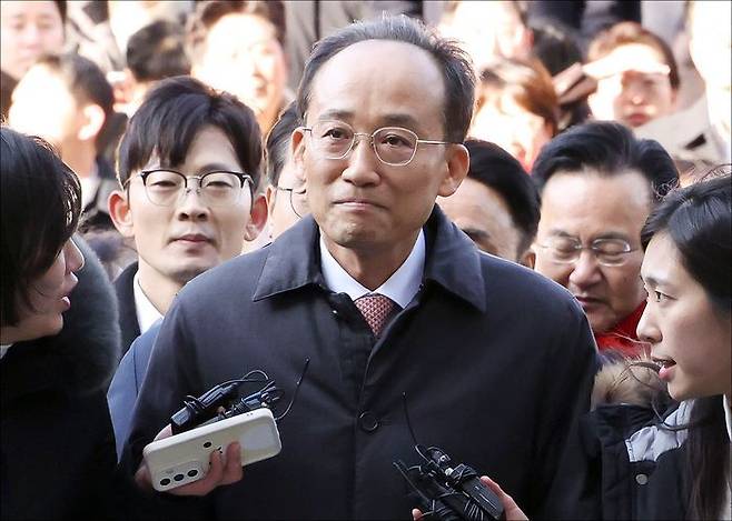 12·3 비상계엄 해제 표결을 방해한 혐의를 뒤집어썼던 추경호 국민의힘 전 원내대표가 지난 2일 오후 서울 서초구 서울중앙지방법원에서 열린 영장실질심사(구속전피의자심문)에 출석하며 국민의힘 의원들의 응원을 받고 있다. ⓒ데일리안 홍금표 기자