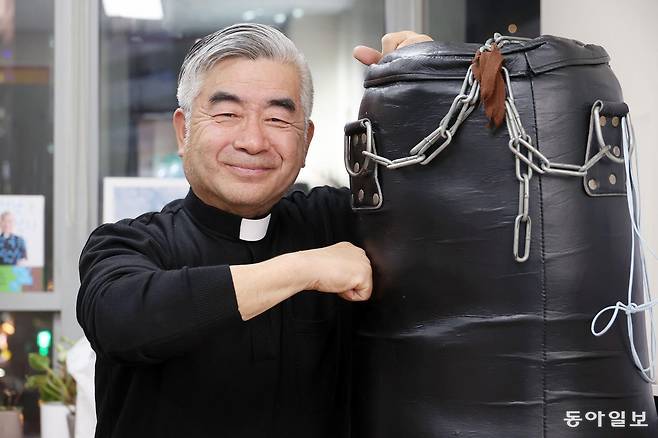 홍성남 신부와 그가 과거 쓰던 샌드백. 홍 신부는 “젊었을 때 한창 힘들었을 때는 이놈으로 화를 풀곤 했는데 지금은 그럴 일이 별로 없어 보관만 하고 있다”라며 “지나치게 윤리성과 절제된 삶을 강조하면 자칫 자기 강박에 빠져 건강한 삶을 살기 어려울 수 있다”라고 말했다. 전영한 기자 scoopjyh@donga.com
