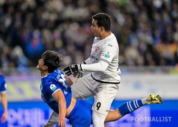 권완규(왼쪽, 수원삼성), 유리 조나탄(오른쪽, 제주SK). 서형권 기자