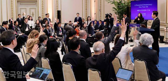 이재명 대통령이 불법 계엄 1주년을 맞은 3일 서울 청와대 영빈관에서 외신 기자회견을 하고 있다. 왕태석 선임기자