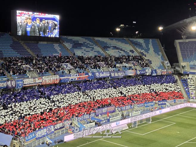 3일 오후 수원월드컵경기장에서 열린 수원과 제주의 하나은행 K리그 2025 승강 PO1 1차전서 수원 팬들이 청백적 카드섹션으로 선수단을 격려하고 있다. 수원=김우중 기자