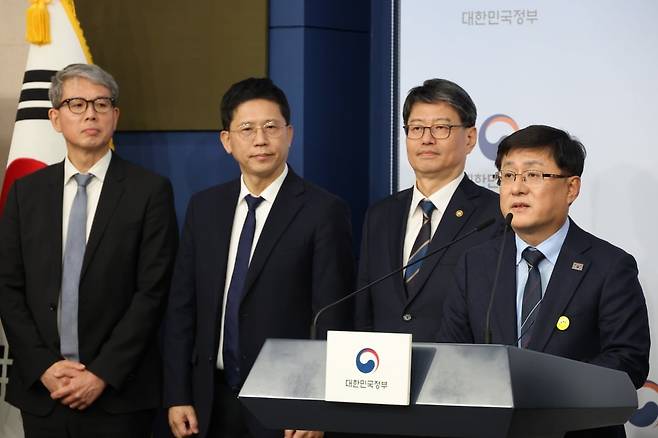 김성환 기후에너지환경부 장관이 10일 정부서울청사에서 2035 국가온실가스 감축목표 및 제4차 계획기간 배출권 할당계획을 발표하고 있다./한국경제DB