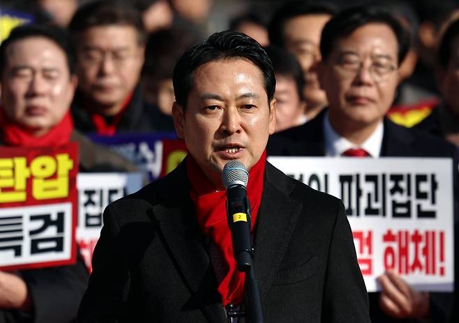 장동혁 국민의힘 대표가 2일 오후 서초구 서울중앙지방법원 앞에서 열린 추경호 의원 구속심사 규탄대회에서 발언하고 있다. / 사진=뉴스1
