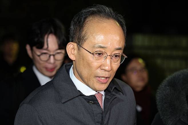 12·3 비상계엄 해제 요구안 표결 방해 의혹을 받는 추경호 국민의힘 의원이 2일 밤 서울 서초구 서울중앙지방법원에서 열린 구속 전 피의자 심문(영장실질심사)을 받은 후 대기장소인 서울구치소로 향하고 있다. / 사진=뉴스1