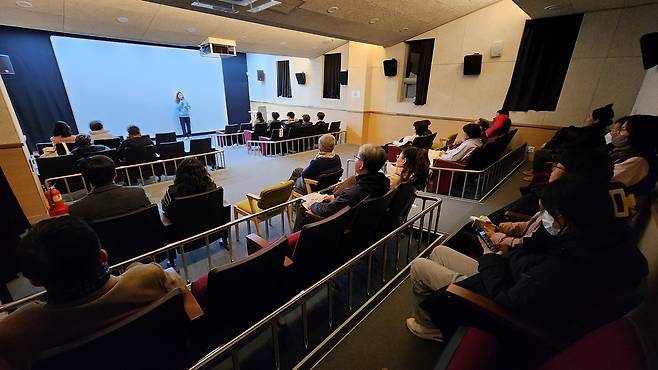 전북 완주 농한기영화제에 온 관람객들이 영화제 관계자의 설명을 듣고 있다. 완주미디어센터 제공