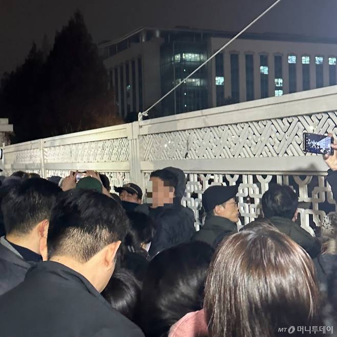 지난해 12월3일 강현씨는 비상계엄 선포 후 국회 정문 앞에서 대치 중인 시민들을 직접 목격했다. /사진제공=강현씨.