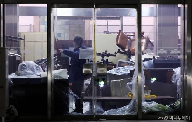 윤석열 전 대통령의 비상계엄 해제 요구 결의안이 국회 본회의에서 통과된 지난해 12월4일 새벽 서울 여의도 국회 본청에 계엄군의 진입을 막기 위한 집기류가 쌓여 있다. /사진=(서울=뉴스1) 박지혜 기자