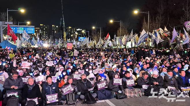 12·3 내란 사태 1년을 맞이한 3일 오후 7시 시민들이 '내란청산·사회대개혁 비상행동 기록기념위원회'가 국회의사당역 6번 출구 인근에서 개최한 '12·3 내란외환 청산과 종식, 사회대개혁 시민대행진'에 참여하고 있다. 송선교 기자