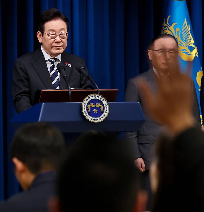  이재명 대통령이 12·3 비상계엄 사태 1주년인 3일 용산 대통령실에서 '빛의 혁명 1주년 대국민 특별성명'을 발표한 뒤 취재진의 질문을 받고 있다. ⓒ연합뉴스