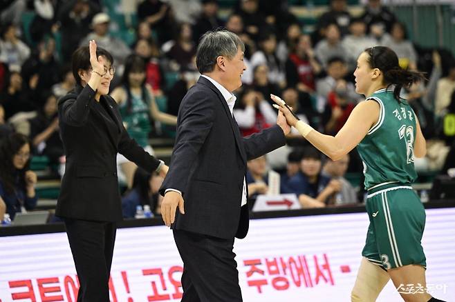 하나은행 이상범 감독(가운데)이 1일 부천체육관에서 열린 BNK전 도중 김정은과 하이파이브 하고 있다. 왼쪽은 정선민 코치. 사진제공|WKBL