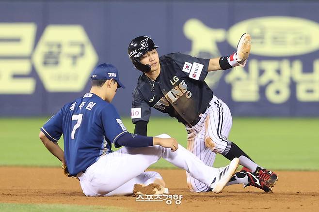 LG 박해민(오른쪽)이 6월 17일 잠실 NC전에서 도루에 성공하고. LG 트윈스 제공