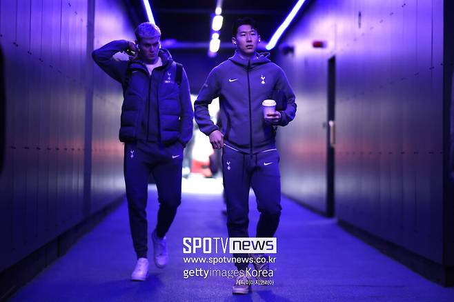 ▲ 2025년 2월 22일, 잉글랜드 입스위치의 포트먼 로드에서 열리는 입스위치 타운 FC와의 프리미어리그 경기를 앞두고, 토트넘 홋스퍼의 안토닌 킨스키(왼쪽)와 손흥민이 경기장에 도착하고 있다.