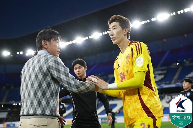 신태용(왼쪽) 감독과 조현우. /사진=한국프로축구연맹 제공