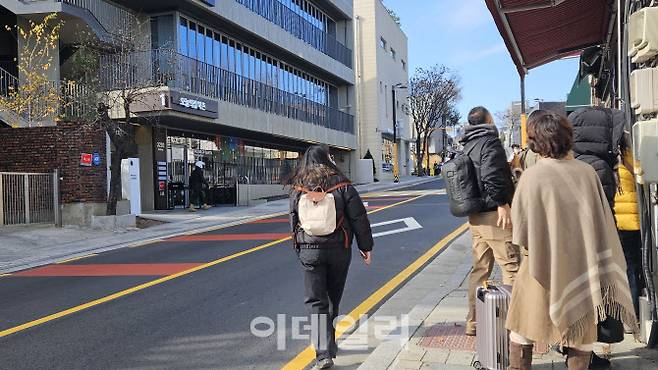 지난 3일 서울 종로구 헌법재판소 인근 가게 앞에 사람들이 줄지어 서 있다. 캐리어를 끌고 줄을 기다리는 모습도 보인다.(사진=김세연기자)