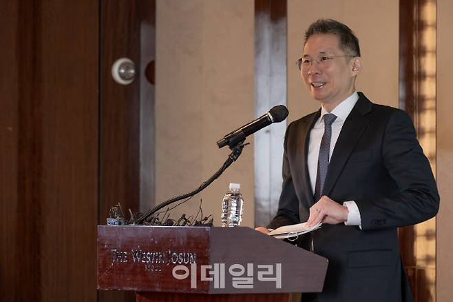 4일 서울 중구 웨스틴조선호텔에서 개최된 오픈AI 코리아 기자간담회에서 김경훈 총괄 대표가 발표하고 있다. (사진=오픈AI 코리아)