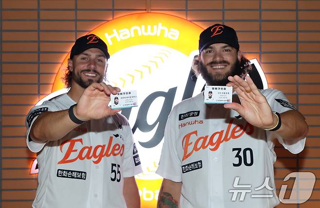15일 대전 한화생명 볼파크에서 한화이글스 외국인 투수 라이언 와이스(왼쪽)와 코디 폰세가 명예구민을 들어보이고 있다. 2025.7.15/뉴스1 ⓒ News1 김기태 기자