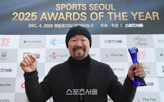 LG 김용일 코치가 4일 서울 영등포 타임스퀘어 CGV 영등포 스크린X관에서 열린 ‘제39회 스포츠서울 올해의 상’에서 올해의 코치상을 수상한 후 포즈를 취하고 있다. 영등포 | 최승섭기자 thunder@sportsseoul.com