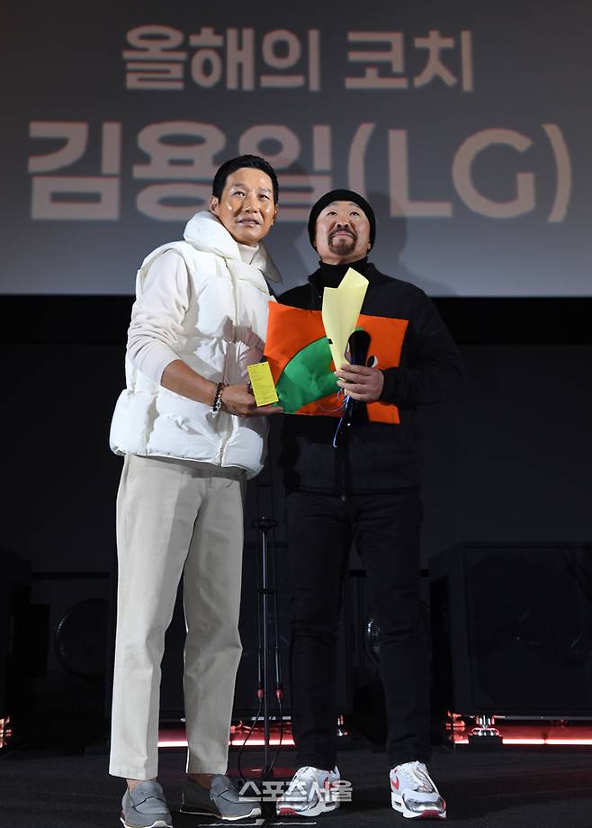 LG 김용일 코치(오른쪽)가 4일 서울 영등포구 타임스퀘어 CGV 영등포 스크린X관에서 열린 ‘제39회 스포츠서울 올해의 상’에서 올해의 코치상을 수상한 뒤 시상자인 LG 염경엽 감독과 기념촬영을 하고 있다. 영등포 | 박진업 기자 upandup@sportsseoul.com