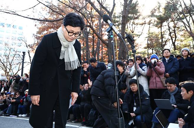한동훈 국민의힘 전 대표가 3일 오후 서울 여의도 국회 경내에서 열린 12.3 비상계엄 1주년 기자회견에서 고개 숙여 사과하고 있다./뉴시스