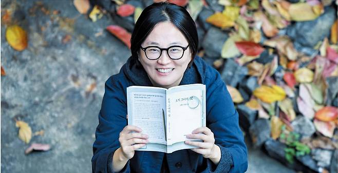 박성원 기자‘오직 그녀의 것’에서 석주는 연인 대신 문학을 택한다. 석주와 문학의 로맨스(?) 소설로도 읽힌다. 다음 장편은 사람 간의 사랑을 다룬다. 김혜진은 “약간의 로맨스가 있는 중년들 이야기”라고 했다.