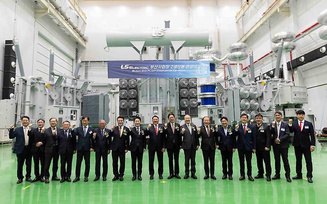LS일렉트릭은 4일 부산 강서구 화전산단에 있는 부산 사업장에서 제2 생산동 준공식을 가졌다. 이호현 기후환경에너지부 제2차관(왼쪽 여덟 번째), 구자균 LS일렉트릭 회장(왼쪽 아홉 번째), 박형준 부산광역시장(왼쪽 열 번째), 구자은 LS그룹 회장(왼쪽 열한 번째), 등 관계자가 신규 준공된 2생산동에서 기념 촬영을 하고 있다. /LS일렉트릭 제공