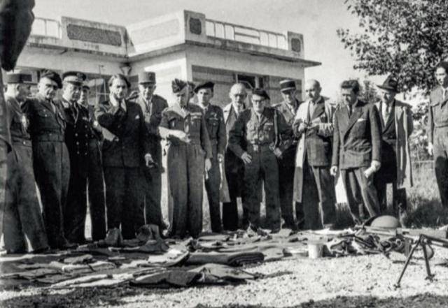 막스 르죈(왼쪽에서 네 번째 양복 입은 인물) 프랑스 국방차관과 랄프 몽클라르 장군이 1950년 9월 르망 인근 오부르 기지에서 파병 장병들의 장비를 점검하고 있다. 주한프랑스대사관 '프랑스대대 사진집'