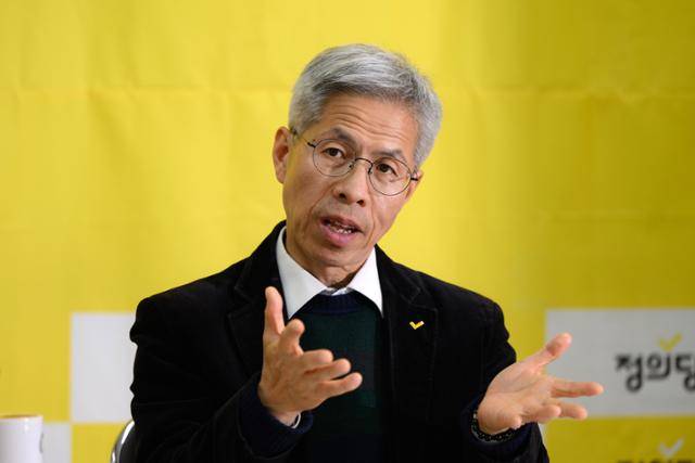 권영국 정의당 대표는 지난달 17일 서울 구로구 중앙당사에서 한국일보와 인터뷰를 갖고 “전통문화는 다른 방식으로도 충분히 발굴할 수 있다”며 “굳이 소싸움을 이어갈 필요는 없다. 동물을 학대하는 방식은 이제 전환해야 한다”고 말했다. 하상윤 기자