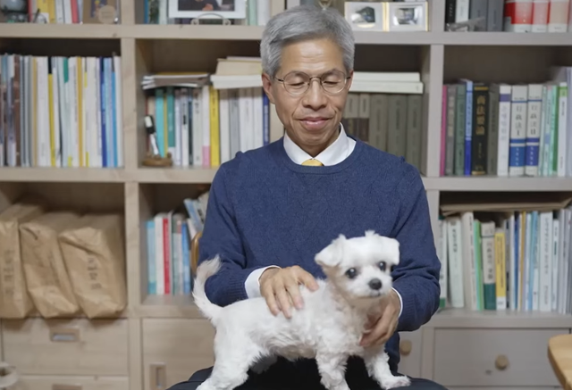 제21대 대통령선거 당시 권영국 민주노동당 대통령후보가 반려견 '말이'와 함께 동물 공약을 발표하는 영상을 찍고 있다. 민주노동당 유튜브 캡처
