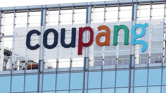 개인정보보호위원회는 3일 대규모 개인정보 유출 사태를 일으킨 쿠팡에 개인정보 ‘노출’ 통지를 ‘유출’ 통지로 수정하고 유출 항목을 빠짐없이 반영해 재통지하라고 요구했다. 사진은 이날 서울 송파구 신천동에 위치한 쿠팡 본사 모습. 연합뉴스
