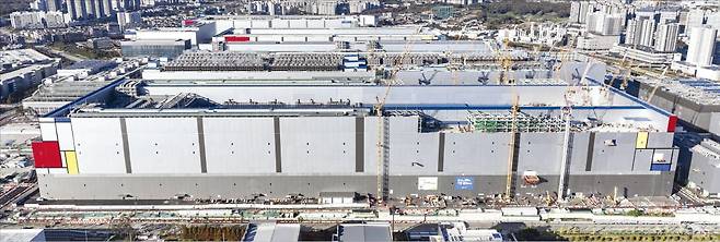 삼성전자의 경기 평택 반도체 4공장(P4) 모습. 삼성전자는 최근 P4 일부 시설 공사와 5공장(P5) 부지 기초공사를 재개했다. /평택=임형택 기자
