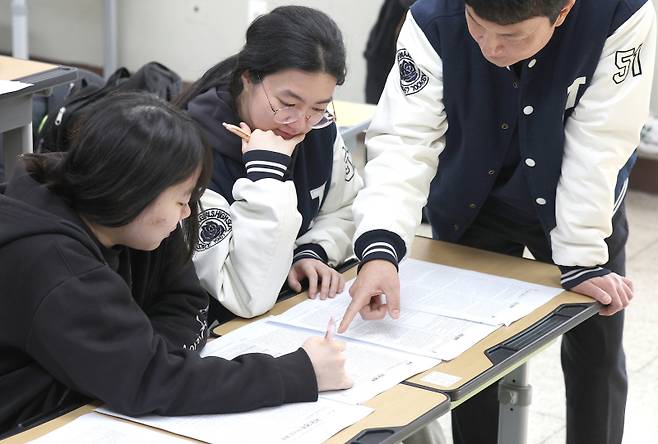 2026학년도 대학수학능력시험(수능) 다음날인 11월14일 대구 수성구 정화여자고등학교 3학년 교실에서 수험생들이 가채점하고 있다. 연합뉴스