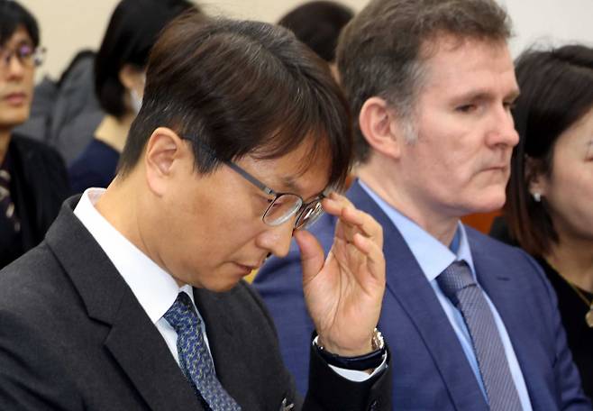 국회 정무위원회가 2일 오후 2시 전체회의를 열고 쿠팡 개인정보 유출 사태와 관련한 긴급 현안질의를 진행한다. 박대준 쿠팡 대표이사가 2일 서울 여의도 국회에서 열린 과학기술정보방송통신위원회의 쿠팡 개인정보 유출 사고 관련 현안질의에서 안경을 고쳐쓰고 있다./사진=뉴시스 조성봉 기자