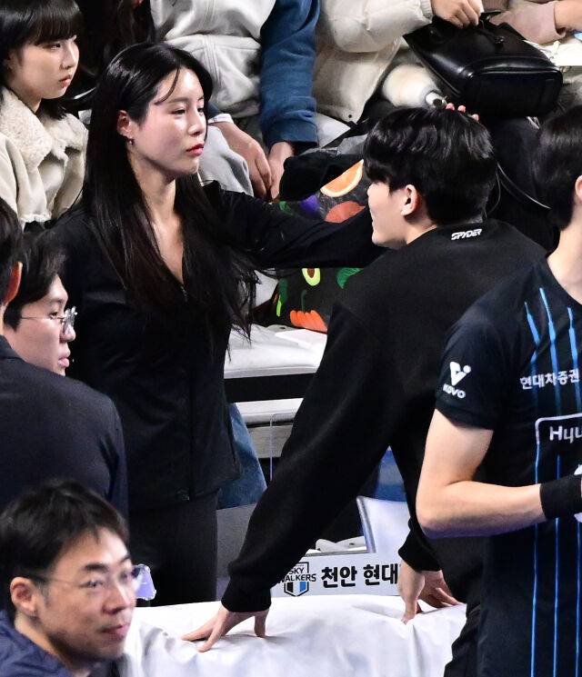 이다영이 경기 후 코트로 내려와 동생 이재현을 격려하고 있다 / 한국배구연맹(KOVO)
