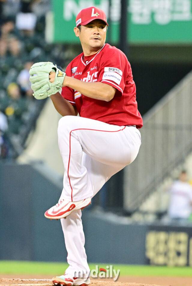 7일 오후 서울 잠실야구장에서 진행된 '2025 신한 SOL뱅크 KBO 리그' SSG-LG의 경기. SSG 노경은이 6회말 구원 등판해 역투를 펼치고 있다./마이데일리