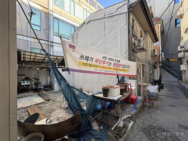 지난해 쪽방촌에서 발생한 화재로 집이 없어지고 공터가 된 현장. 정주원 기자.